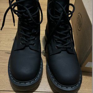 Solovair Greasy 8 Eye Derby Boots